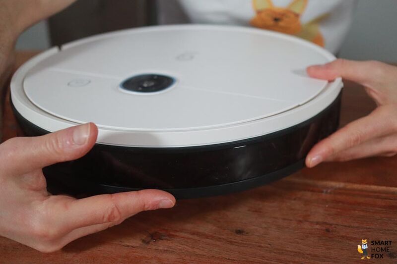 Der gummierte Bumper des Yeedi Vac Hybrid ist in der Nahaufnahme zu sehen.